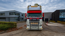 20251019-Tom-Holding-00048